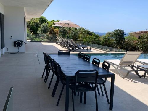 Bazén v ubytování VILLA NAPOLEON vue mer et piscine nebo v jeho okolí
