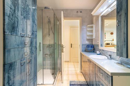 een badkamer met een glazen douche en een wastafel bij Los Cristianos El Mirador - As de Casas in Los Cristianos