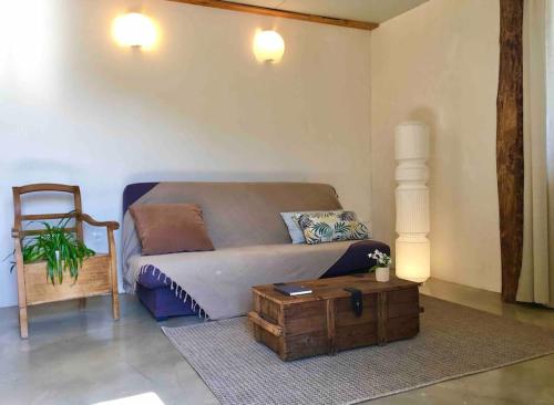 un salon avec un canapé et une table basse dans l'établissement La Petite Grange, pour un séjour écolo-chic !, à Lachapelle-sous-Aubenas