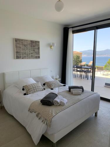 Postel nebo postele na pokoji v ubytování VILLA NAPOLEON vue mer et piscine