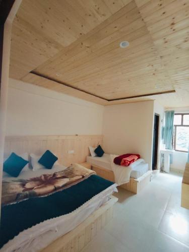 1 dormitorio con 2 camas en una habitación en Hotel Geeta Badrinath, en Badrīnāth