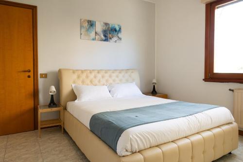 sypialnia z dużym łóżkiem i niebieskim kocem w obiekcie Alessandrino Apartment w Rzymie