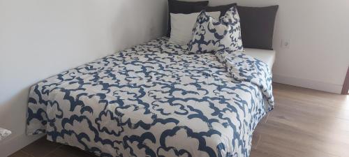 1 dormitorio con 1 cama con edredón azul y blanco en Vv Casa Zoila, en Vallehermoso