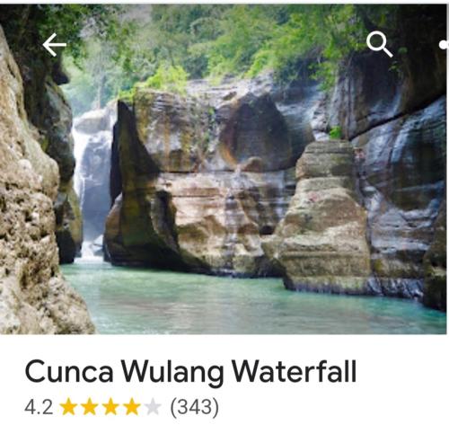 uma imagem de um rio com uma cascata em The Balbina House em Labuan Bajo
