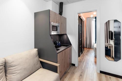 a living room with a couch and a microwave at Hotel Casa Palacete Tablas by Maxi Hoteles in Granada