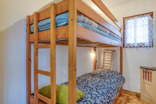 une chambre avec deux lits superposés dans une pièce dans l'établissement Appartement Plain Pied Cap, au Cap d'Agde