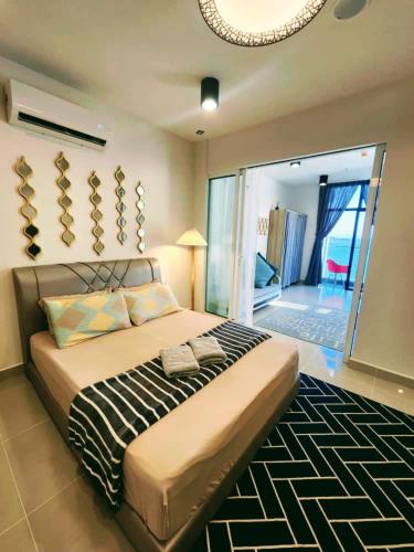 sypialnia z dużym łóżkiem w pokoju w obiekcie THE SHORE KOTA KINABALU - SABAKUBA HOMESTAY B13-13A w mieście Kota Kinabalu