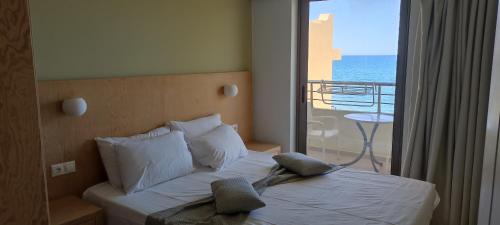 Postel nebo postele na pokoji v ubytování Vetoulas Suites n Studios in Stalos beach