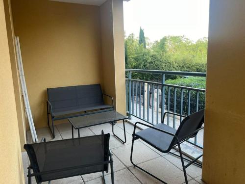 un balcon avec une table et des chaises sur un balcon dans l'établissement La Canée, à Juvignac