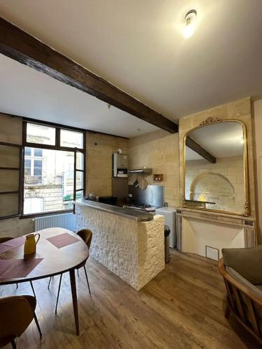 un salon avec une table et une cuisine dans l'établissement Unforgettable Stay Heart of Bordeaux Historical City Center, à Bordeaux