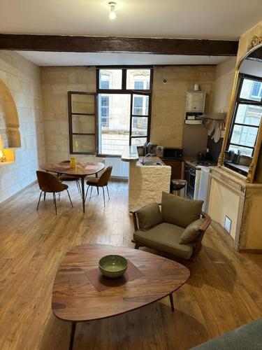 un salon avec un canapé et une table dans l'établissement Unforgettable Stay Heart of Bordeaux Historical City Center, à Bordeaux