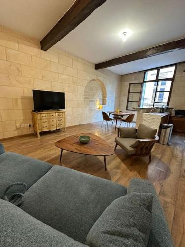 un salon avec un canapé et une table dans l'établissement Unforgettable Stay Heart of Bordeaux Historical City Center, à Bordeaux