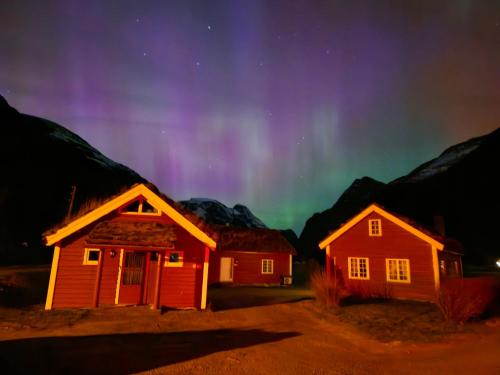 une image de l'aurore boralis sur une maison dans l'établissement Trollbu Aabrekk gard, à Briksdalsbre