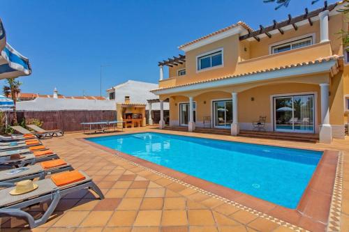 een villa met een zwembad voor een huis bij Villa Helene Norvilla - Luxury villa walkable to shops, restaurants, heated pool, close to Gale beach in Guia