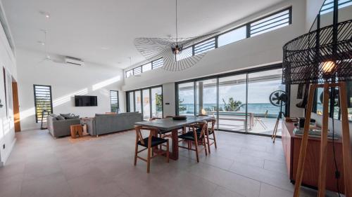 Beach front penthouse in Pereybere