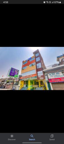 un gran edificio con ventanas coloridas delante de él en Gsv hotel, en Kānpur