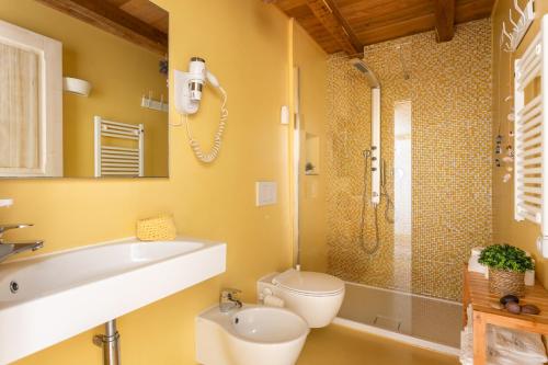 Ένα μπάνιο στο Bosa Il Borgo S9702 Locazione Turistica Affitti Brevi