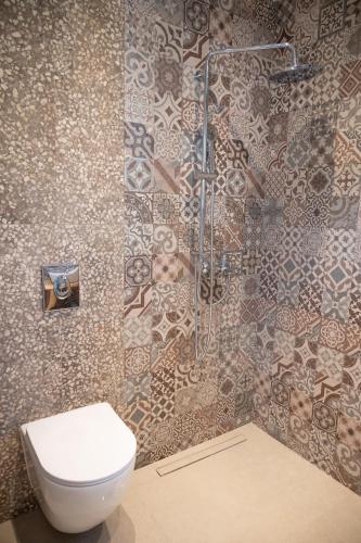 a bathroom with a toilet and a shower at Iglesia Kefalos in Kefalos