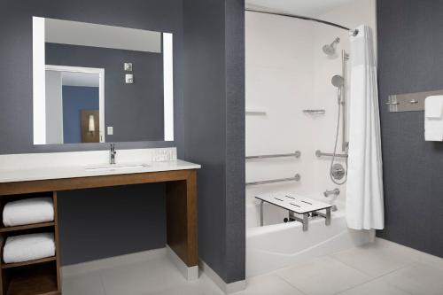 y baño con lavabo y ducha. en Residence Inn by Marriott Lubbock-University Area en Lubbock