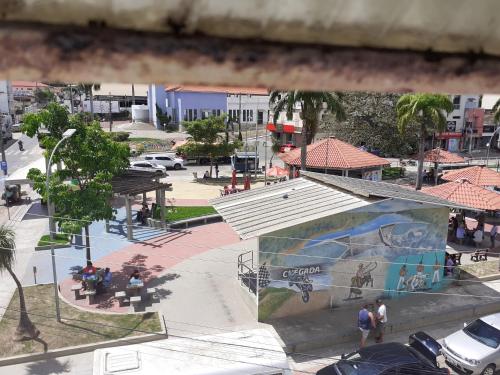 uma vista para uma rua da cidade com um edifício em Hotel Pinheiros em Pinheiros