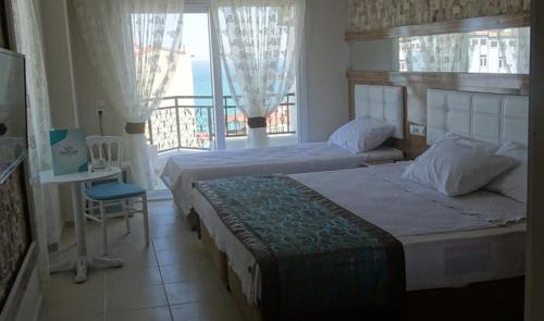 Pokój hotelowy z 2 łóżkami i balkonem w obiekcie PRİNCESS AQUA RESORT & SPA w mieście Beyreli