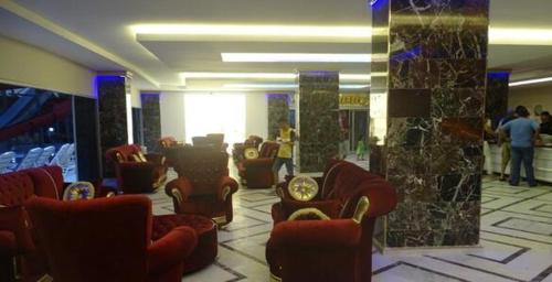 hol z kanapami i krzesłami w budynku w obiekcie PRİNCESS AQUA RESORT & SPA w mieście Beyreli