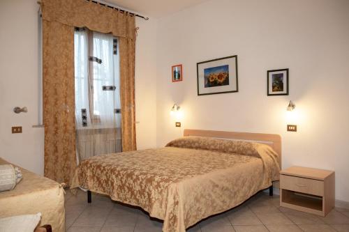 a hotel room with two beds and a window at Agriturismo Al Vermigliano in Alberese