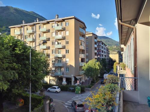 - un balcon offrant une vue sur un bâtiment dans l'établissement La casetta di Elena - Sondrio Valtellina, à Sondrio