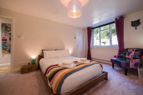 מיטה או מיטות בחדר ב-Luxurious quirky flat in Greenwich O2 Arena with free parking