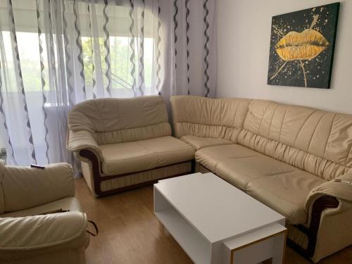 sala de estar con sofá y mesa en Apartament închiriere, en Târgovişte