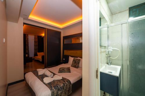 Schlafzimmer mit einem Bett, einem Waschbecken und einem Spiegel in der Unterkunft Sweet Home in Istanbul