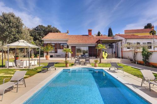 Villa Contessa Del Mar in Pula for 7 people only 200 meters from the beach & pet friendly