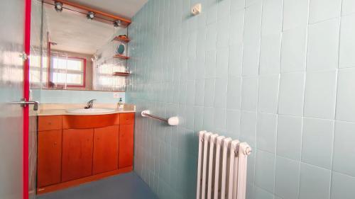 y baño con lavabo y espejo. en VACAY Villa alzines, en L'Escala