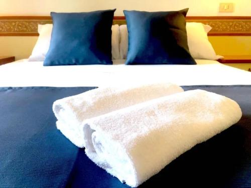 Dos camas con una manta blanca. en Des Bains 138 B&B, en Milano Marittima