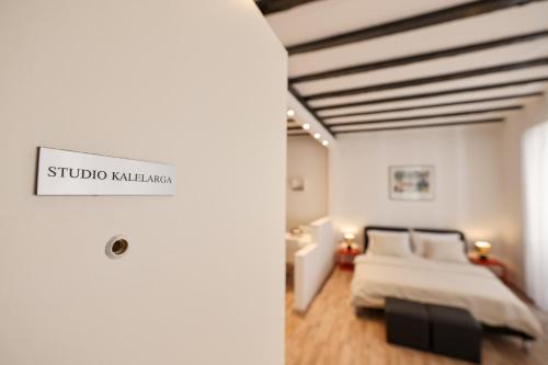 Кровать или кровати в номере Studio Kalelarga