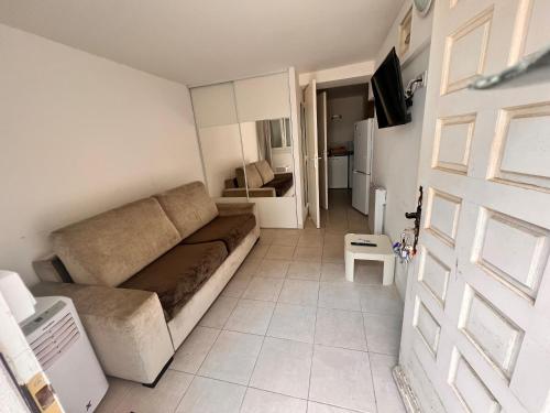 un salon avec un canapé et une cuisine dans l'établissement EDEN ROC, à Canet