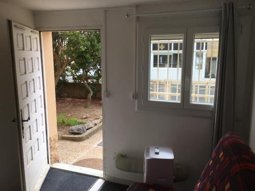 une porte ouverte avec vue sur la cour dans l'établissement EDEN ROC, à Canet