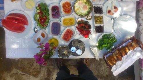 Una vista aérea de un montón de comida en una mesa. en Bedirhan Konak Otel, en Alacati