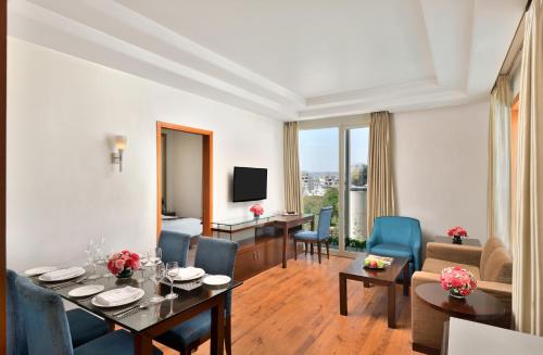 TV a/nebo společenská místnost v ubytování Ramada By Wyndham Jaipur