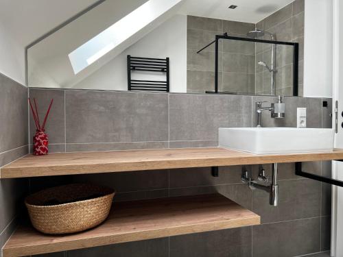 Ferienwohnung Weitblick في كوشيم: حمام مزود بحوض ومِرآة