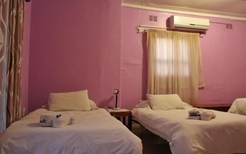 Postel nebo postele na pokoji v ubytování the Farmhouse Restaurant Guesthouse Beergarden PTY LTD