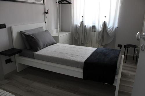 a bed in a room with a window and a bed sidx sidx sidx at la luna blu malpensa camera singola zen in Somma Lombardo
