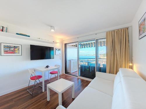 un salon avec un canapé blanc et une table dans l'établissement Nestor&Jeeves - BREAKTIME - Sea View - Parking, à Nice