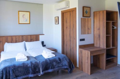 Ένα ή περισσότερα κρεβάτια σε δωμάτιο στο Monturiol Apartaments