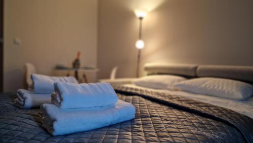 pokój z 2 łóżkami i niebieskimi ręcznikami w obiekcie Alibi - Sympozjum Studio w Krakowie