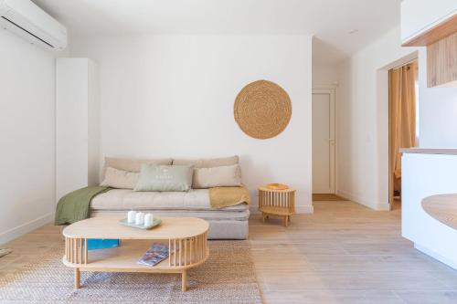 un salon avec un canapé et une table basse dans l'établissement Appartement avec balcon - Cassis Centre, à Cassis