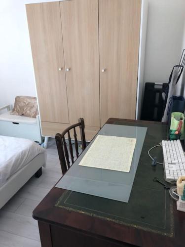 une chambre avec un bureau avec un clavier et un ordinateur dans l'établissement Upper West Side XVI Golden Triangle Cozy Flat, à Paris