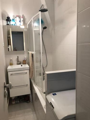 une salle de bain avec une douche, des toilettes et un lavabo dans l'établissement Upper West Side XVI Golden Triangle Cozy Flat, à Paris