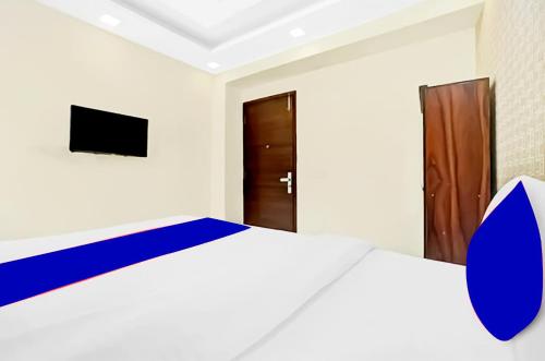 Un pat sau paturi într-o cameră la Hotel welcome