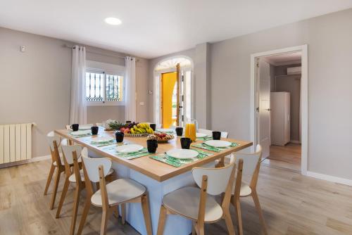 a kitchen and dining room with a table and chairs at Villa Rio Salado in Alhaurín de la Torre